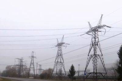 Проблемы со светом в 7 областях: в Минэнерго предупредили - непогода и обстрелы оставляют украинцев без электричества