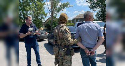 «Собирал налоги» с импортеров: в Одессе на очередном «транше» взятке поймали таможенника