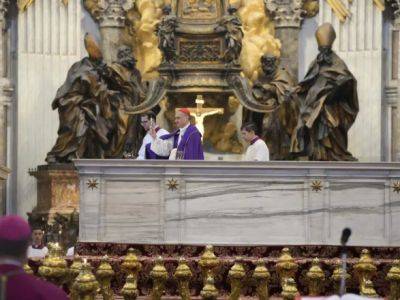 Кардинал провел обряд восстановления ватиканского алтаря, оскверненного обнаженным протестом человека