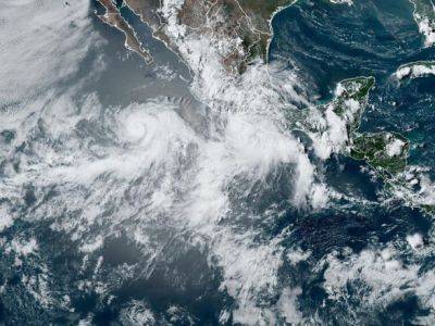 Возле Мексики тропический шторм Беатрис набирает силу