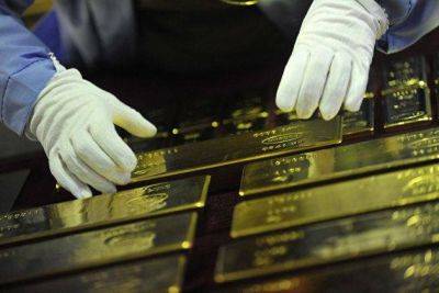 Стоимость золота продолжает слабо снижаться после выхода статистики по ВВП США
