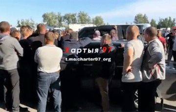 Ольшанские фермеры вышли на протест из-за демпинга перекупов
