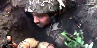 Бойцы ВСУ спасли собрата, которого с головой засыпало землей после прилета снаряда — видео