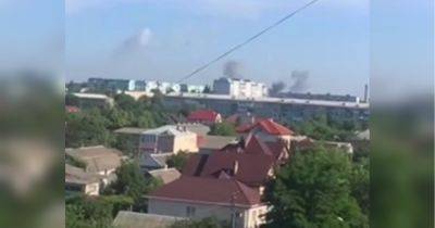 «Горит и детонирует»: ВСУ мощно накрыли огнем штаб и склад оккупантов в Бердянске (видео)
