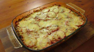 Захочется облизать тарелку: рецепт баклажанов, запеченных в томатно-луковом соусе с сыром