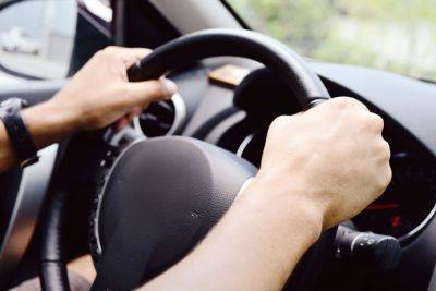 Водители в панике: из-за телефона в машине забирают права
