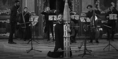 «Более символичным быть не может». Украинский композитор Роман Григорив сыграл музыкальное произведение на ракете от РСЗО Ураган