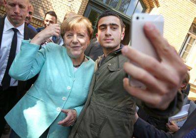 Сделавший селфи с Меркель беженец подал в суд на Facebook