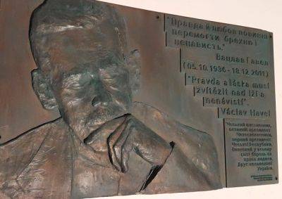 В Киеве вандалы сломали мемориальную доску Вацлаву Гавелу