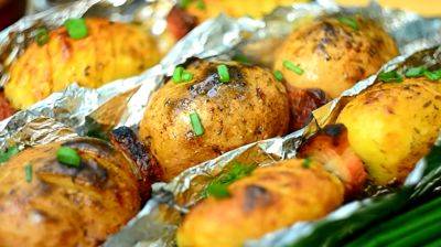 Хит выходного дня: рецепт молодой картошки на шампурах с салом и зеленью