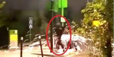 Троих одним ударом. Протестующие во Франции повалили металлический столб прямо на своих товарищей — видео