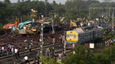 Крушение поездов в Индии: число жертв растет