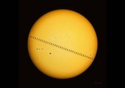 Чешский фотограф запечатлел пролет МКС на фоне Солнца
