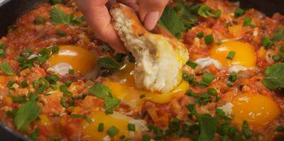 Получается очень необычно: рецепт сытной яичницы со свеклой, помидорами и морковью