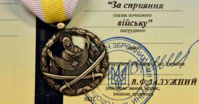 Генерал Залужный наградил офицера из Финляндии нагрудным знаком за помощь ВСУ