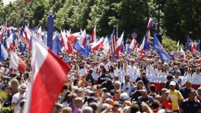 Как в Польше прошел марш против нового закона о противодействии российскому влиянию