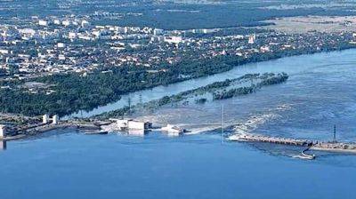 Вода бежит широким потоком: видео с разрушенной оккупантами Каховской ГЭС