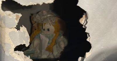 Послание из прошлого: замурованная в стене дома кукла "призналась" в убийстве семьи (фото)