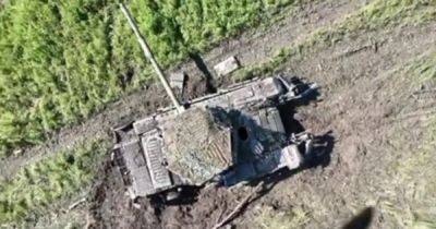 "Мангал не спас": оператор дрона ВСУ уничтожил танк Т-72Б изнутри (видео)