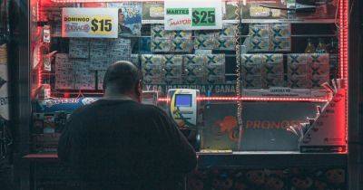 Не отходя от кассы: мужчина "превратил" лотерейный выигрыш в 20 долларов в 2 миллиона