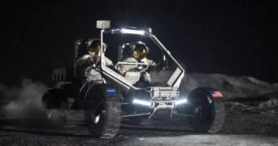 На Луне астронавты будут колесить на "марсоходе": NASA показало автомобиль для лунной миссии (фото)