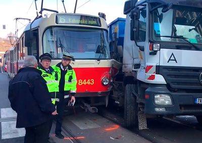 Трамвай столкнулся с грузовиком в центре Праги