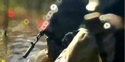 Оккупанты бежали с первой линии обороны в Херсонской области по пояс в воде — видео