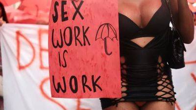 "Мы — часть общества": итальянские секс-работники борются за права