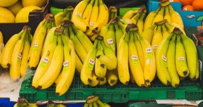"Экономит деньги": мужчина чистит бананы перед взвешиванием в супермаркете (видео)
