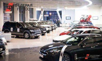 Автосалоны в Петербурге за год лишились почти четверти своей выручки