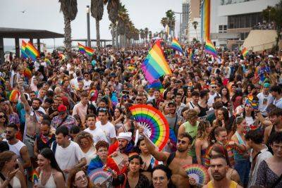 В Тель-Авиве начался многотысячный «Парад гордости»: «Нет гордости без демократии»