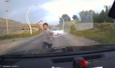В Андижане мужчина с тяпкой напал на водителя, оскорбившего его отца. Видео