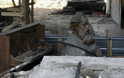 В Мариуполе россияне уничтожили центр искусства и бросили бюст Куинджи в мусор