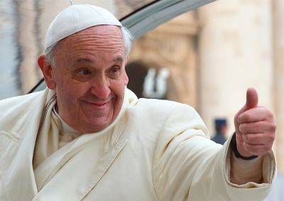 Видео: Папа Римский сходил в магазин за обувью без охраны