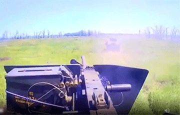Бойцы ВСУ на двух автомобилях Humvee штурмуют позиции оккупантов в лесополосе