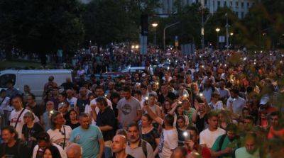 В Сербии десятки тысяч людей протестуют после случаев массовых стрельб