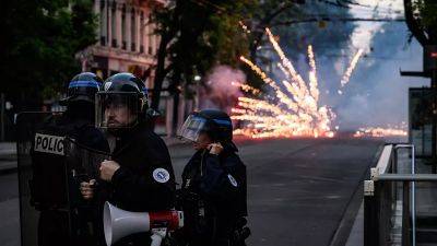Четвёртая ночь беспорядков во Франции: меньше задержаний, вспышки насилия в Лионе и Марселе