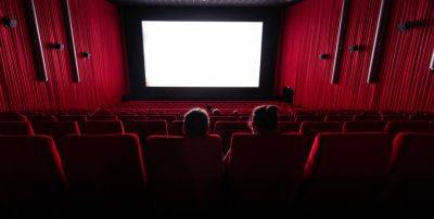 Английский язык в кинотеатрах и дополнительные требования к чиновникам: что предусматривает новый законопроект