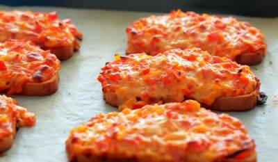 Вы влюбитесь в этот завтрак: рецепт кабачково-морковных бутербродов с сыром, запеченных в микроволновке