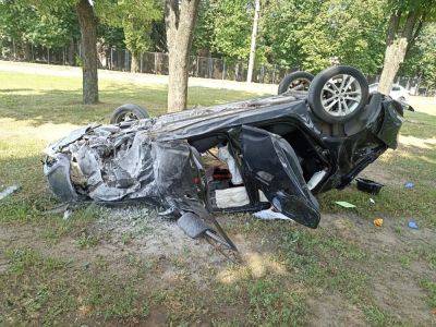 В Харькове легковушка перевернулась на крышу: водитель пострадал (фото)