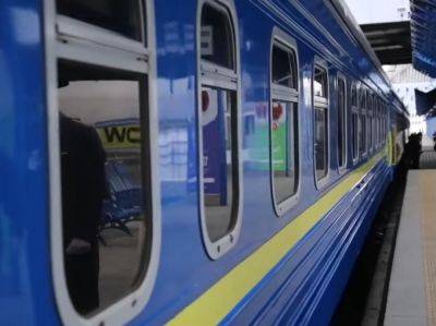 Клиенты monobank теперь без денег могут брать билеты на поезда: Укрзализныця рассказала правила