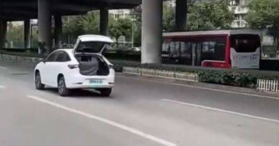Новейший китайский электромобиль потерял батарею прямо во время движения (видео)
