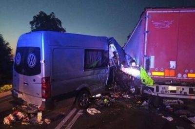 В Польше микроавтобус с украинцами врезался в грузовик: есть жертвы