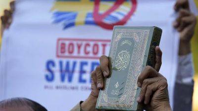"С Кораном против исламофобии": в Швеции прошли две акции против сожжения священной книги мусульман