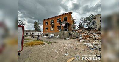Оккупанты сбросили авиабомбу на школу в Орехове во время раздачи гуманитарки: много жертв (фото, видео)