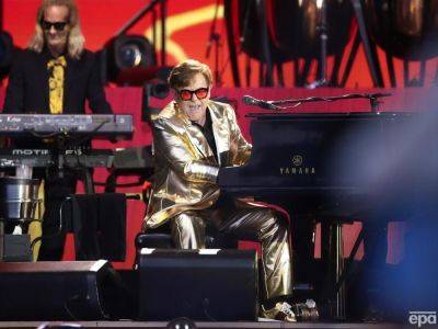 Элтон Джон объявил о завершении гастрольной деятельности. Его прощальной композицией стал хит Goodbye Yellow Brick Road. Видео