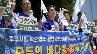 В Токио протестуют против сброса воды с АЭС "Фукусима-1" в океан