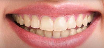 Будет выплевывать зубы один за другим: какой пастой категорически нельзя чистить свои зубы