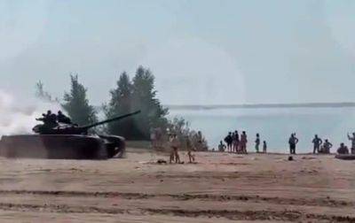 В России танк выехал на пляж и чуть не раздавил отдыхающих