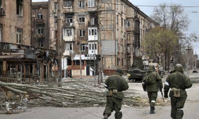 Оккупация Мариуполя – россияне ставят БК у школ и жилых домов – кадры